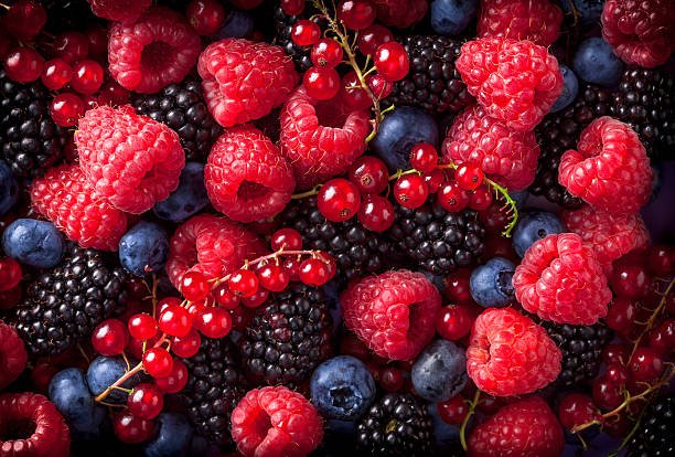 تفسير حلم الميت يعطي عنب للحي في المنام