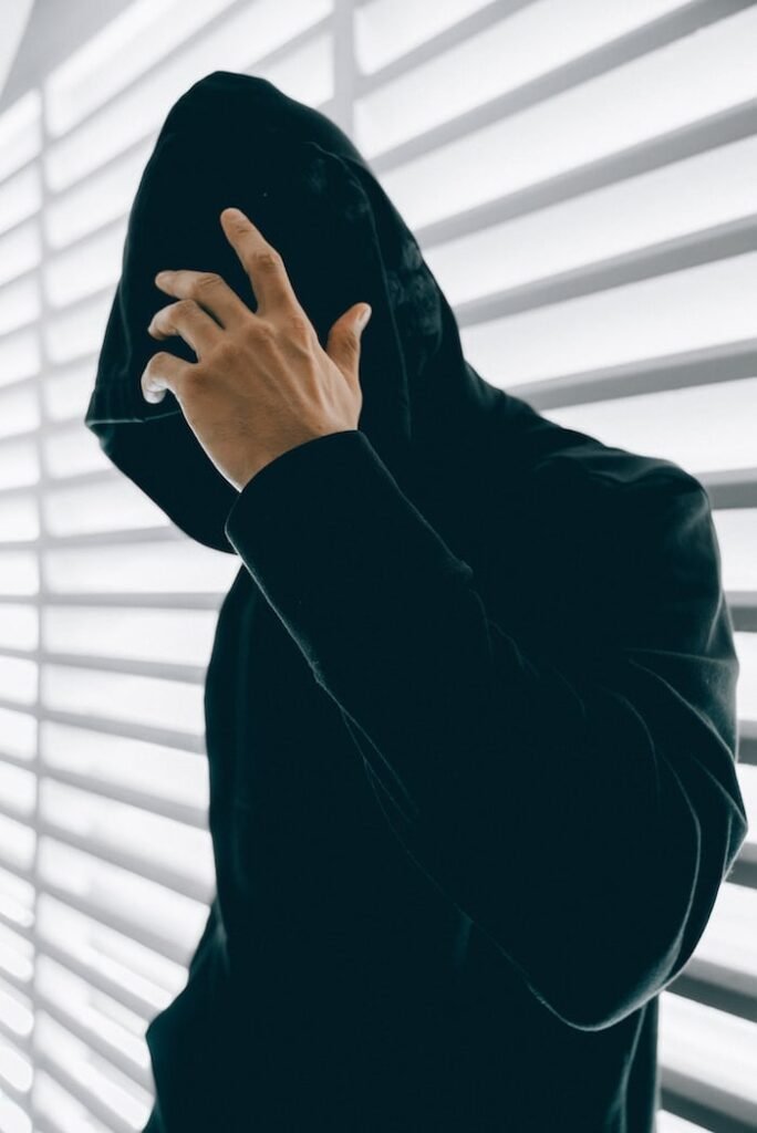 تفسير حلم الاختباء خلف الباب في المنام