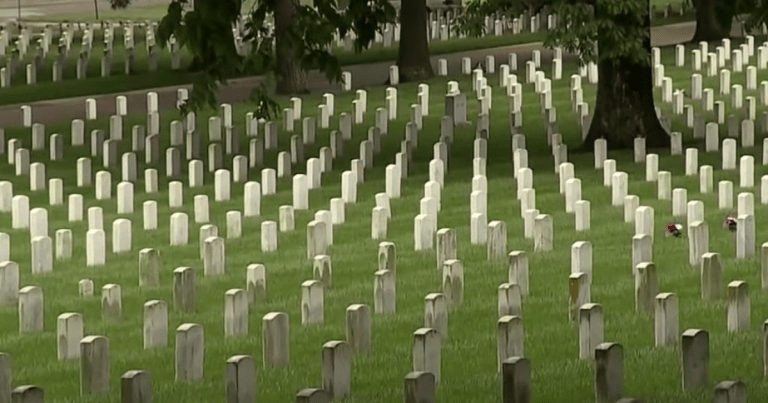 تفسير حلم دخول المقبرة والخروج منها في المنام