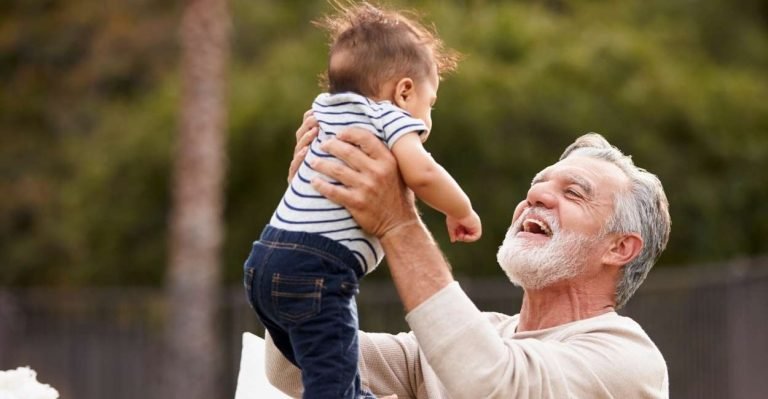 تفسير حلم رؤية جدي المتوفى يعطيني فلوس في المنام