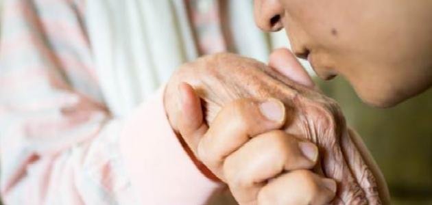 تفسير حلم رؤية جدي المتوفي يحضني في المنام