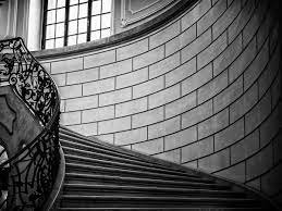 تفسير حلم سقوط درج البيت في المنام