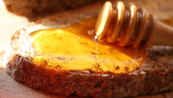 تفسير حلم سكب العسل على الأرض في المنام