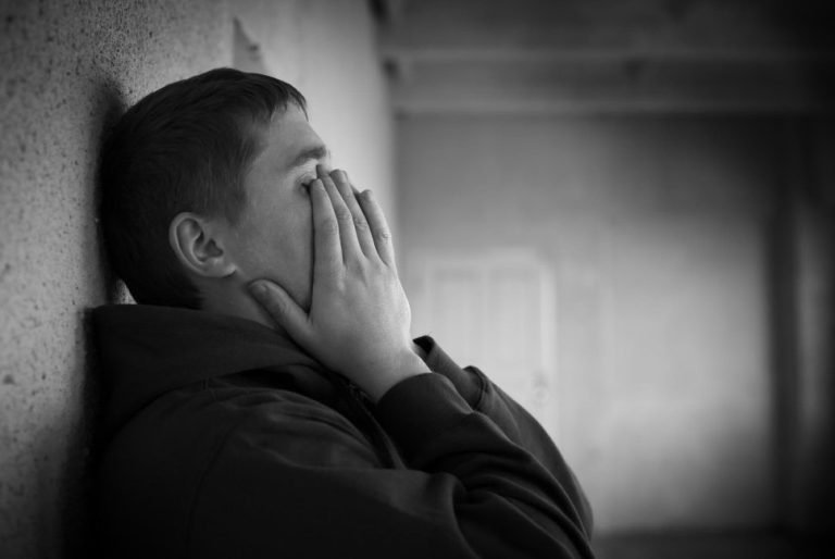 تفسير حلم البكاء بحرقة على شخص في المنام