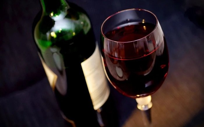 تفسير حلم الميت يعطيني خمر في المنام