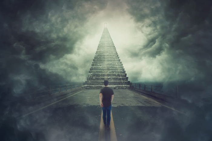 تفسير حلم صعود الدرج بصعوبة في المنام