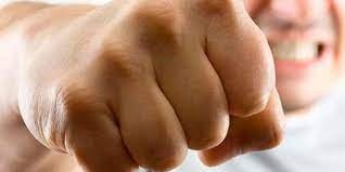 تفسير حلم ضرب شخص يريد الاعتداء على في المنام