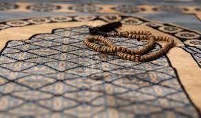 تفسير حلم الصلاة بملابس سوداء في المنام