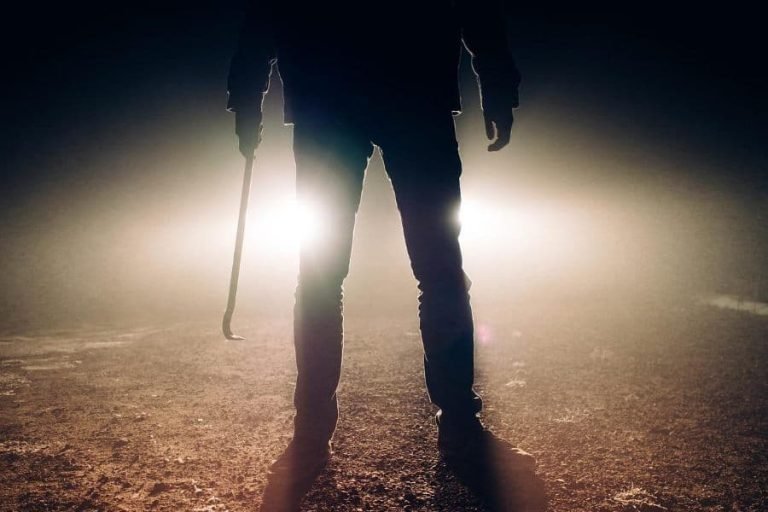 تفسير حلم ابي المتوفي يريد قتلي بالسكين في المنام