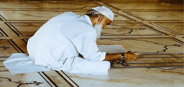 تفسير حلم تقبيل يد عالم دين في المنام